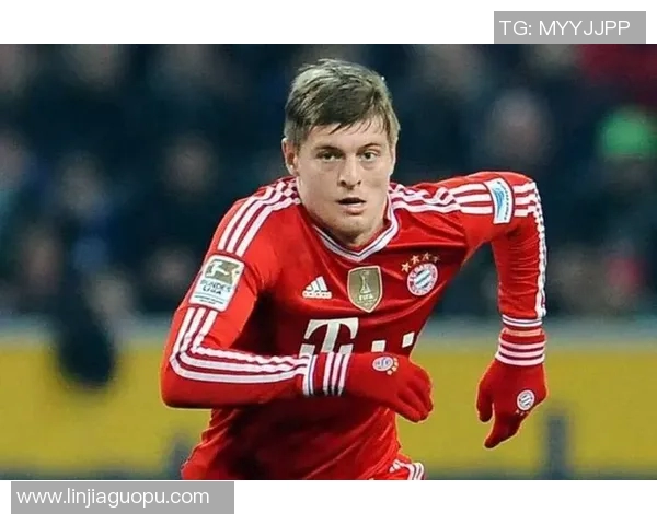 克罗斯：从中场指挥官到足球传奇的华丽蜕变之路